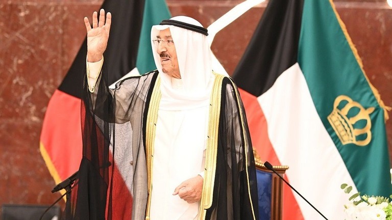 أمير الكويت الشيخ صباح الأحمد الجابر الصباح خلال زيارة إلى مبنى وزارة الخارجية