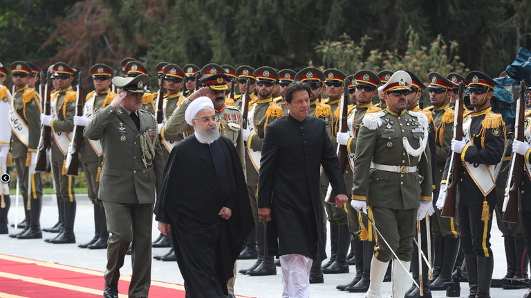 الرئيس الإيراني حسن روحاني أثناء استقباله رئيس الوزراء الباكستاني عمران خان