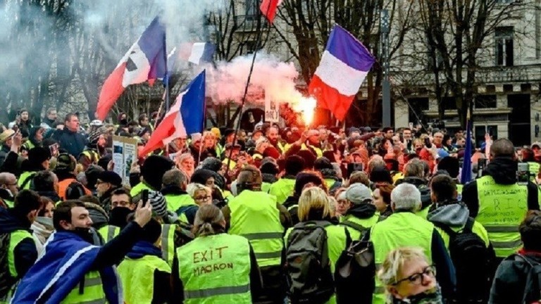 فرنسا.. أكثر من 10 آلاف متظاهر في احتجاجات  "السترات الصفراء"