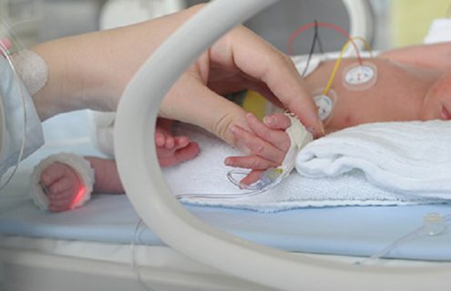 مستشفى أمريكي يحتفل بخروج أصغر مولودة في العالم