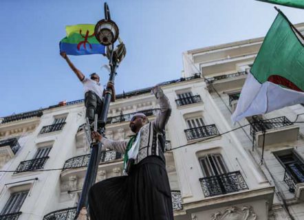 اعتقال متظاهرين بالجزائر حملوا الراية الأمازيغية