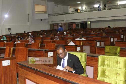 وزير التجارة داخل غرفة البرلمان