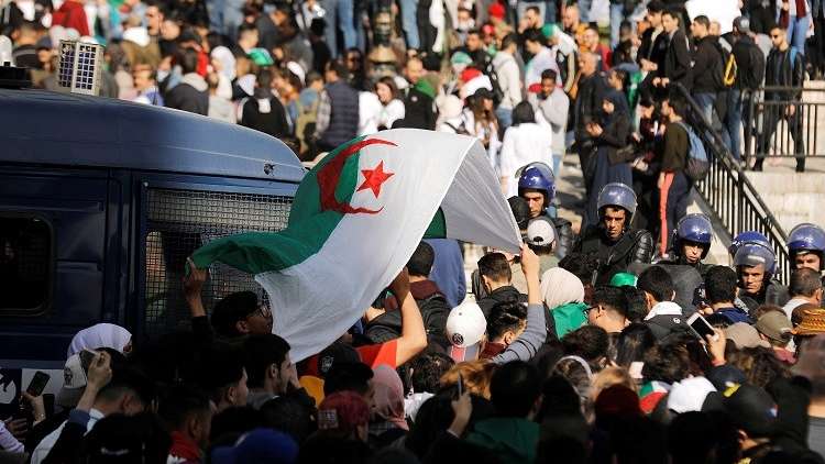 الجزائر.. إيقاف 5 رجال أعمال مقربين من بوتفليقة للتحقيق معهم في قضايا فساد