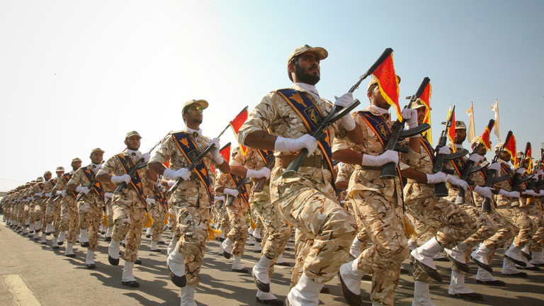عناصر من الحرس الثوري الإيراني خلال استعراض عسكري (أرشيف)