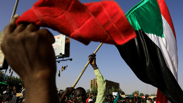 السودانيون يحتجون