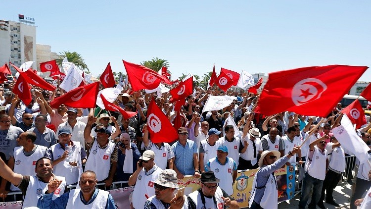 رجال الشرطة يتظاهرون أمام البرلمان في تونس