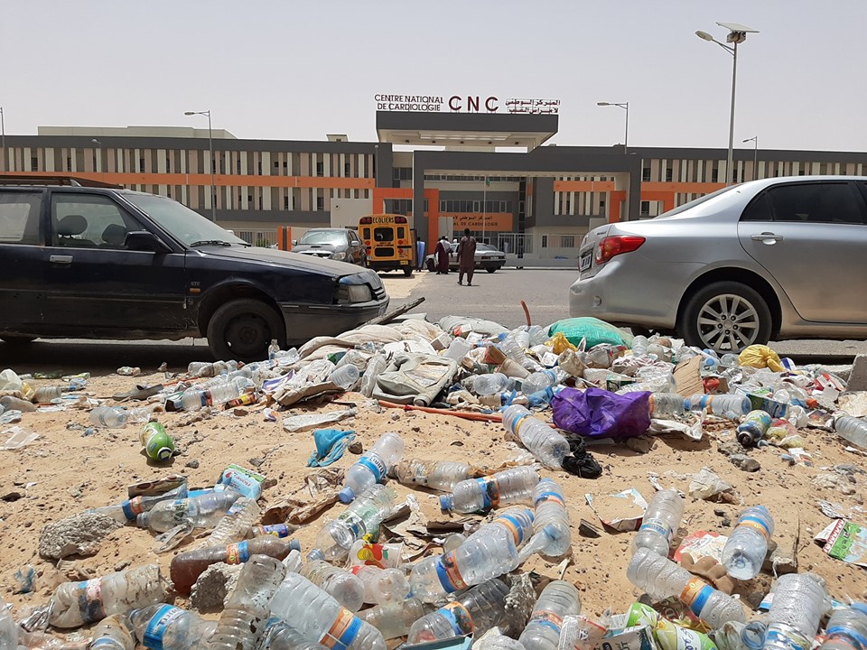 "القمامة" تحتل واجهة أحدث مستشفى في موريتانيا للقلب! (صورة)