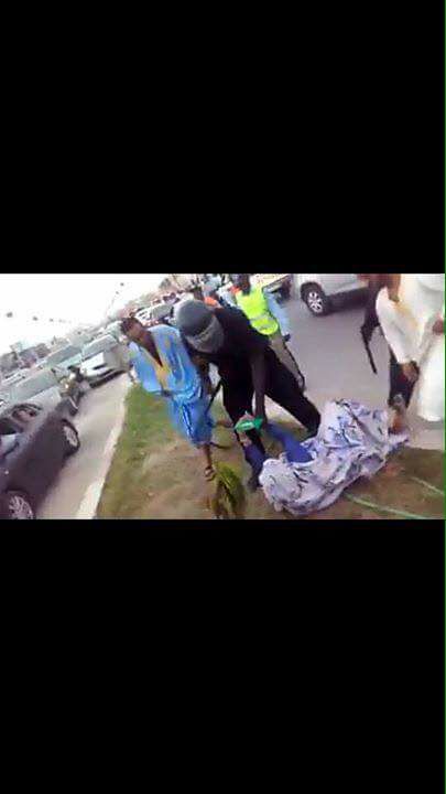 شرطى يجرجر ناشطة معارضة بسبب رفع "العلم الوطني" (فيديو)