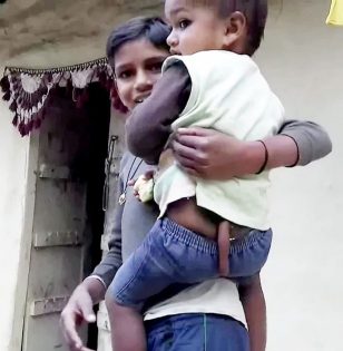 طفل بذيل طويل يصبح إلهًا في الهند (صور)