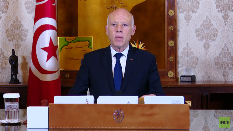 الرئيس التونسي يعلن حظر التجوال ليلا ويتبرع بنصف راتبه