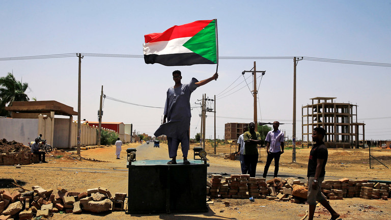 متظاهر سوداني في أحد شوارع الخرطوم يطالب المجلس العسكري بتسليم السلطة للقوى المدنية