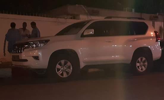 سيارة الوزير أمام المستشفى وفقا لنفس المصادر