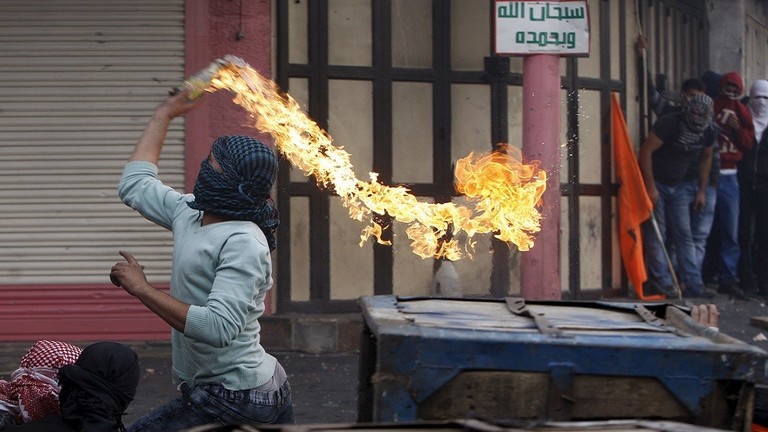 شاب فلسطيني يلقى زجاجة حارقة خلال مواجهة مع الجيش الإسرائيلي (صورة أرشيفية)