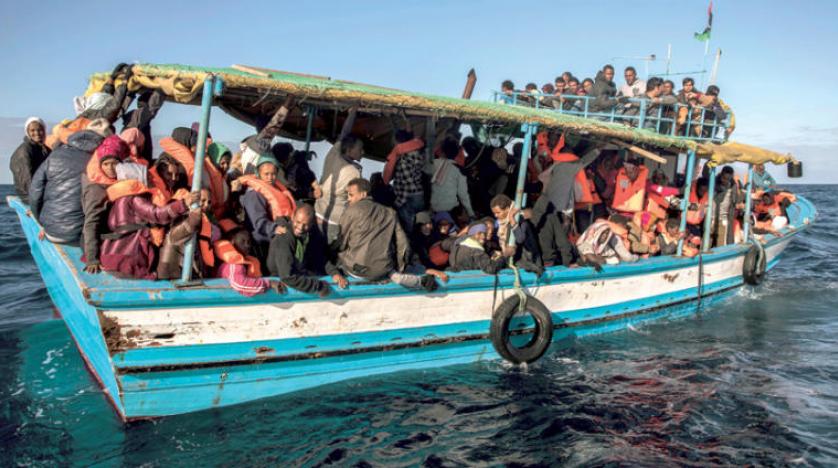 قارب يقل مهاجرين من إريتريا وبنغلاديش ينتظرون إنقاذهم من قبل خفر السواحل الأوروبي بعد مغادرتهم الأراضي الليبية (أ.ب)