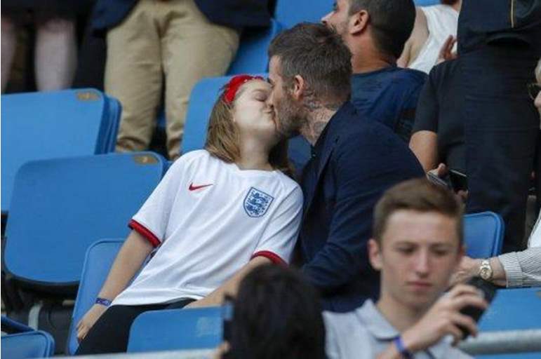 لاعب شهير يثير الجدل بسبب تقبيله ابنته من شفتيها