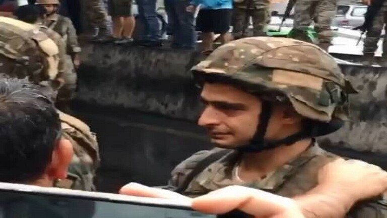 كيف علق فنانون لبنانيون على بكاء جندي أمام المتظاهرين؟