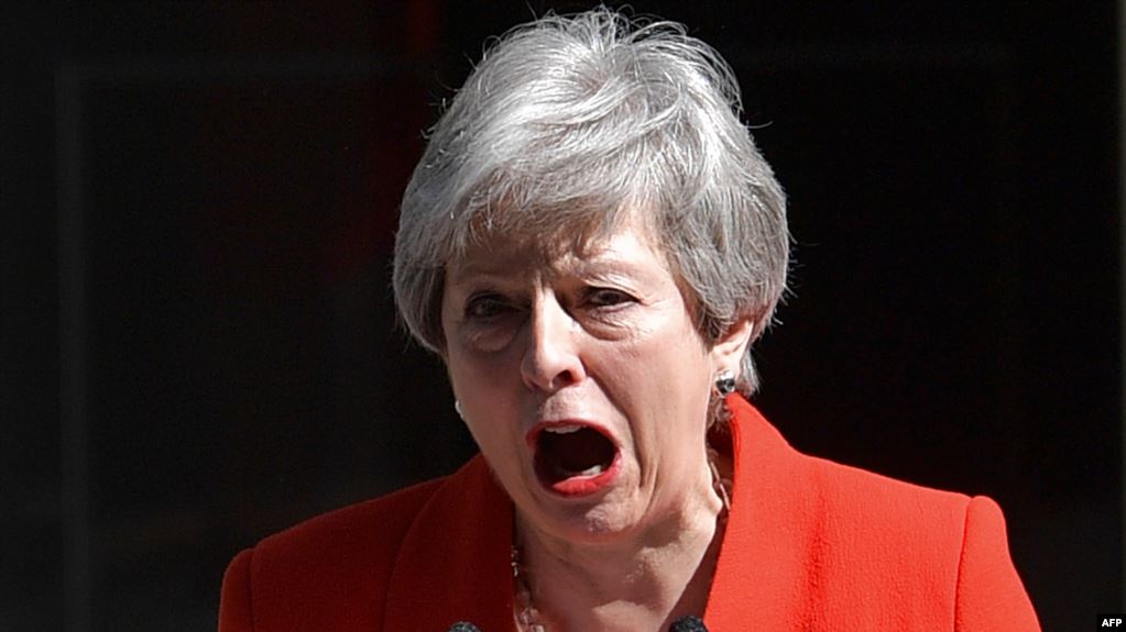 رئيسة الوزراء البريطانية تيريزا ماي لدى إعلان عزمها الاستقالة