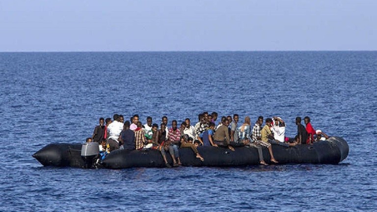 زورق ينقل مهاجرين وسط البحر لمتوسط إلى أوروبا - أرشيف