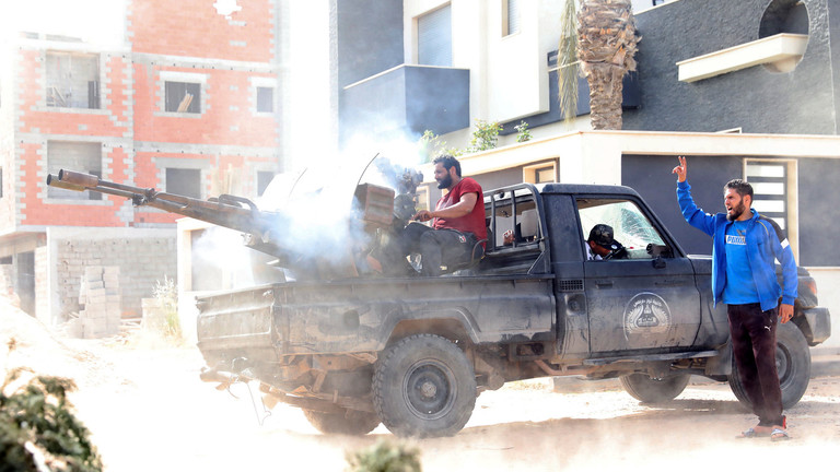 نزوح 40 ألف مدني عن طرابلس على وقع القتال في محيطها
