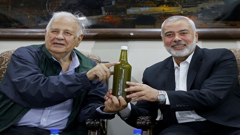 إسماعيل هنية وحنا ناصر يرفعان قنينة زيت زيتون فلسطيني بعد اجتماعهما في غزة - أرشيف