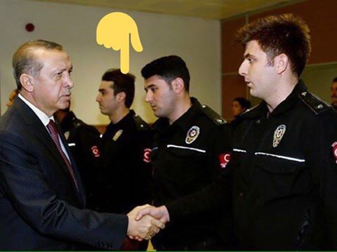شاهد: قاتل السفير الروسي في تركيا يقف أمام الرئيس أدروغان