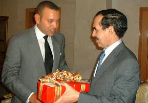صورة نادرة لولد الطايع يتبادل الهدايا مع محمد السادس