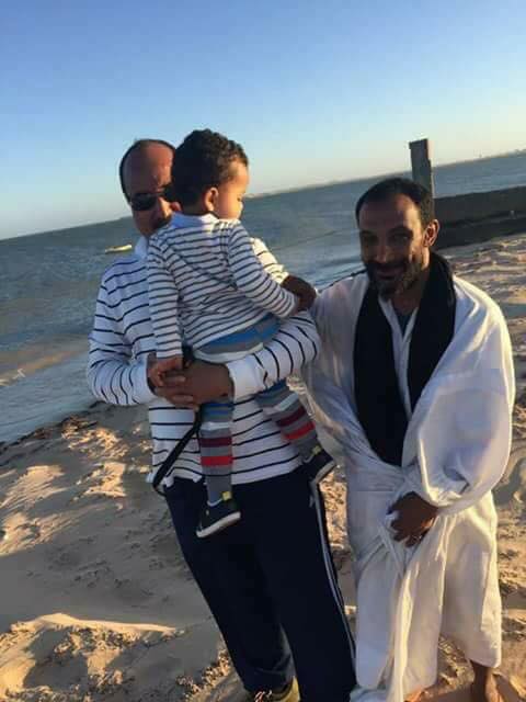 ولد عبد العزيز يتجول حاملا إحدى صغيراته على شاطئ نواذيبو