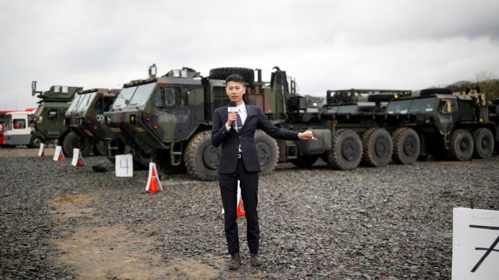© صحفي كوري شمالي يصور تقريرا أثناء تدريبات للجيش الكوري (رويترز)