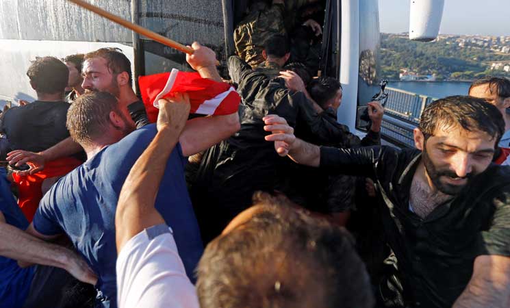 المخابرات التركية تقيل 100 من عناصرها ووزارة التعليم توقف 15200 موظف عن العمل