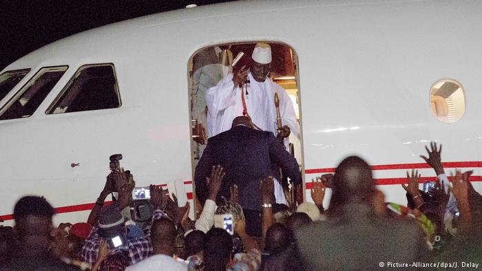 غامبيا تنتظر رئيسها الجديد محمولا على أكتاف الجنود السنغاليين