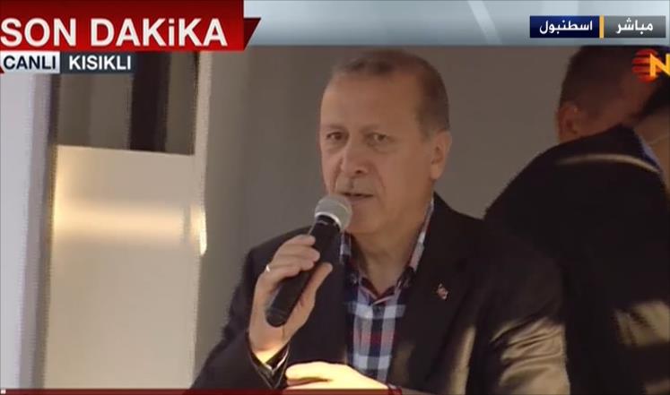 أردوغان يلقي كلمة أمام أنصاره المتجمعين عند منزله بإسطنبول