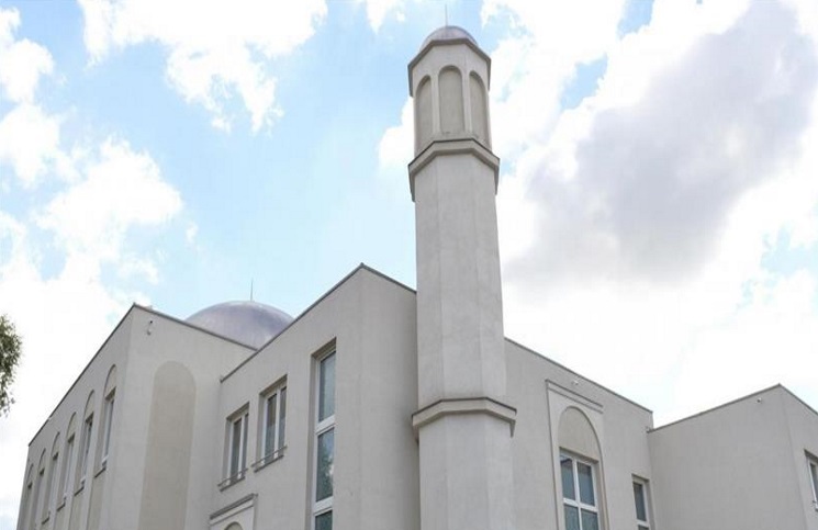 التحقيق مع زوجين مَنَعَا ابنهما من الذهاب إلى المسجد
