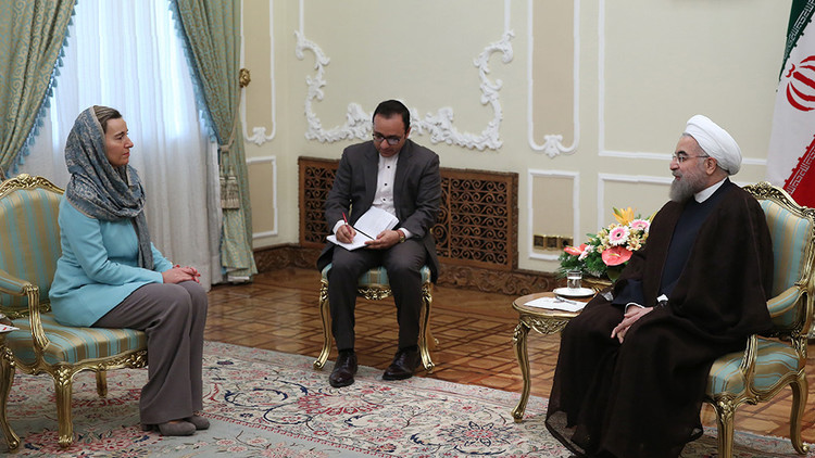مسؤولة السياسة الخارجية والأمن في الاتحاد الأوروبي، فيديريكا موغيريني مع الرئيس الإيراني حسن روحاني