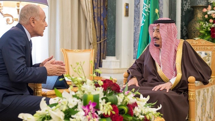 العاهل السعودي الملك سلمان وأبو الغيط الأمين العام لجامعة الدول العربية