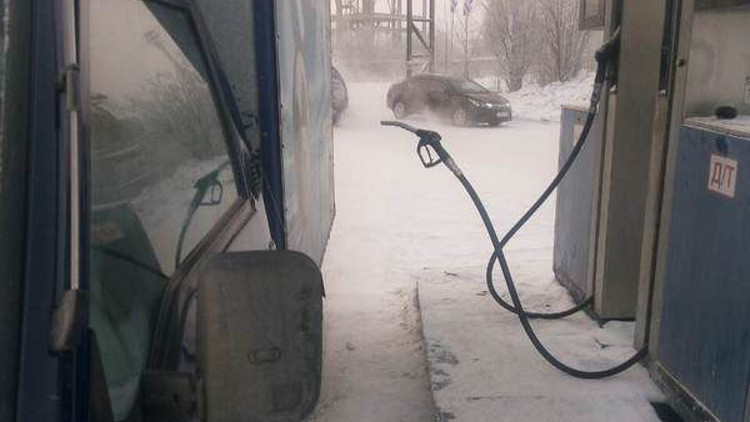 شدة البرد تجمد البنزين في سيبيريا!