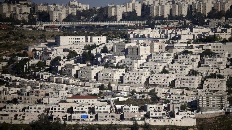 إسرائيل تكافئ مستوطني عمونا وتؤجل إخلاءها