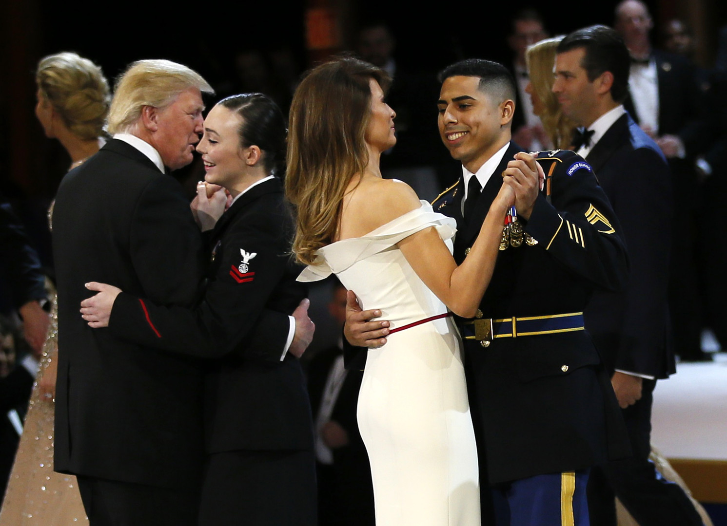 ماذا قال الرقيب لميلانيا ترامب خلال رقصهما في حفل التنصيب؟