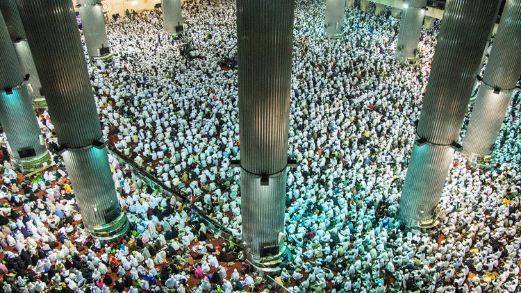 أكثر من 100 ألف إندونيسي يدعون خلال الصلاة لانتخاب مسلم حاكما لجاكرتا