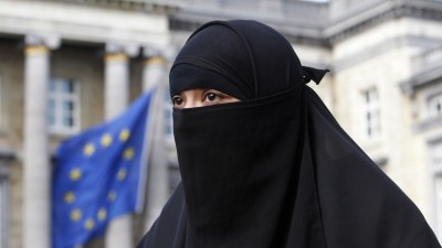 محكمة العدل الأوروبية تجيز حظر الرموز الدينية في أماكن العمل