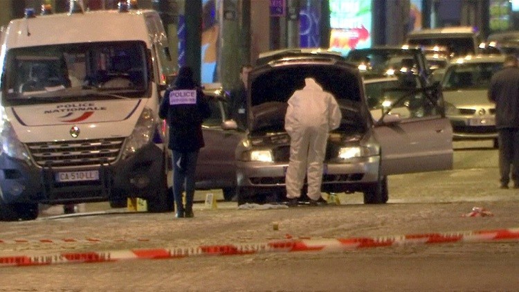 القوات المختصة أثناء تفتيش سيارة منفذ هجوم باريس