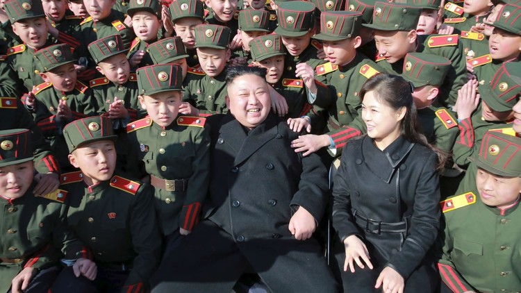 زعيم كوريا الشمالية كيم جونغ أون وزوجته ري سول جون
