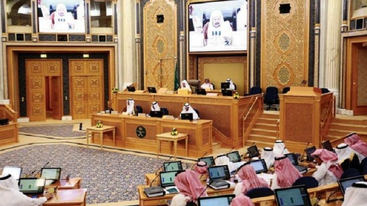وزير دولة سعودي يتهم أفرادا في مؤسسات بتهريب النفط