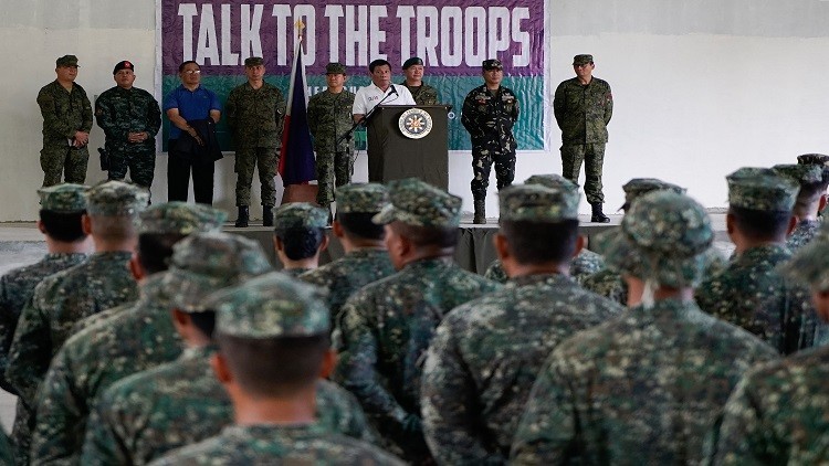 الرئيس الفلبيني يشجع جنوده على الاغتصاب!
