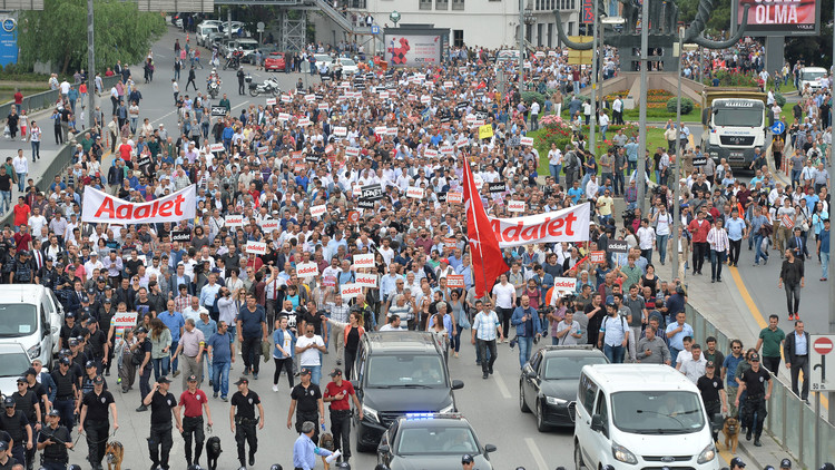 مسيرة حاشدة من أنقرة إلى اسطنبول احتجاجا على حكم قضائي بحق نائب معارض
