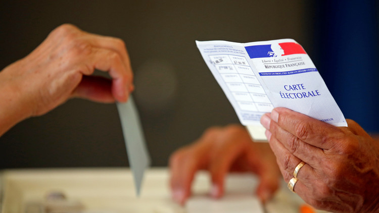 47 مليون مواطن فرنسي يصوت في الجولة الثانية من الانتخابات البرلمانية الفرنسية في مركز اقتراع بمارسيليا.