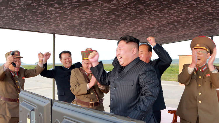 زعيم كوريا الشمالية، كيم جونغ أون، يشرف على إطلاق صاروخ من طراز "هواسونغ-12" (سبتمبر/أيلول 2012).