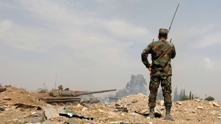 عناصر الجيش السوري في محيط مخيم اليرموك