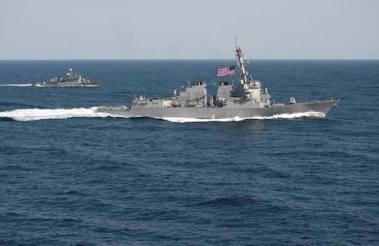  سفن إيرانية تقوم “باعتراض سريع للغاية” لسفينة أمريكية