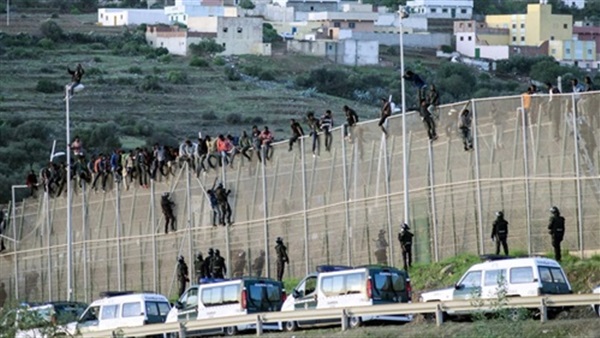 عشرات المهاجرين يقتحمون الحدود من المغرب إلى إسبانيا