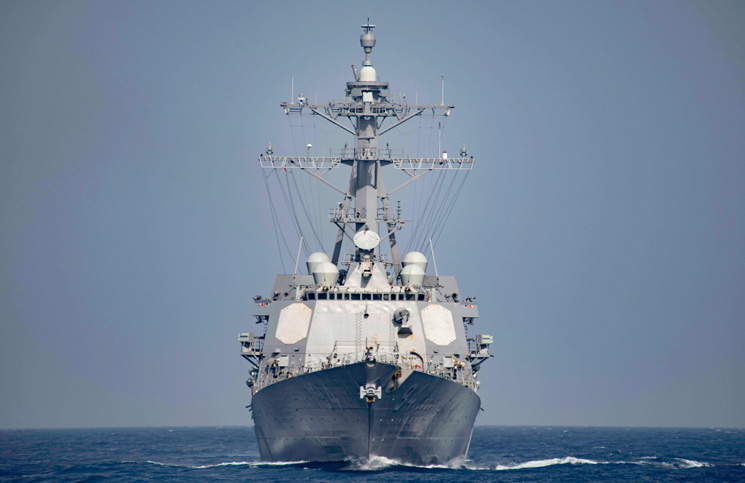 سفينة حربية أمريكية تطلق طلقات تحذيرية باتجاه زورق إيراني